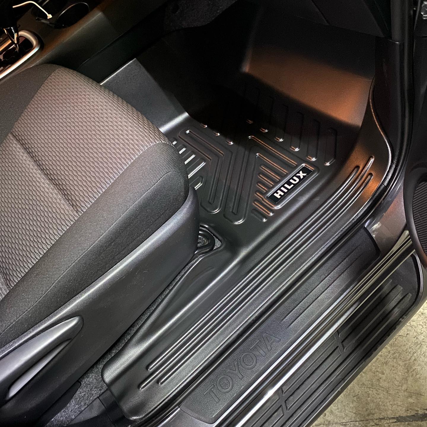 Alfombras 5D para Toyota Hilux 2016 al 2024 3 Piezas